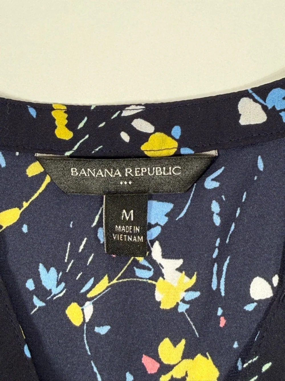 Banana Republic Navy Blue Wildflower Floral Flutter Sleeve V-Neck Blouse Sz M - Picture 6 of 11
